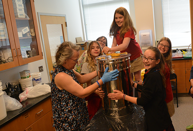 学生 from private middle school in Fort Washington, PA learn how to extract honey in class